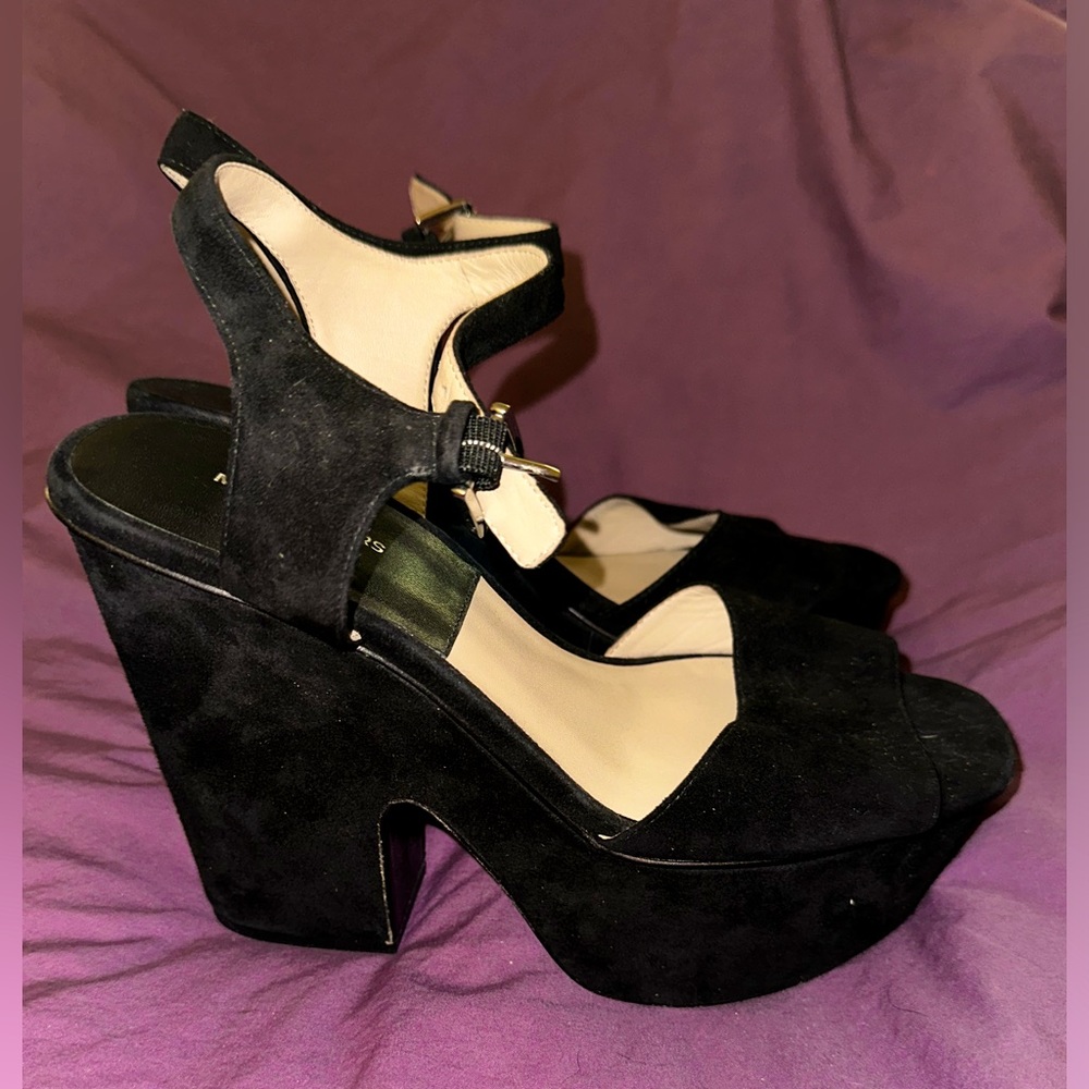 MICHAEL KORS COLLECTION HARLEY PLATFORM
Suede Sandals
Size: 7.5